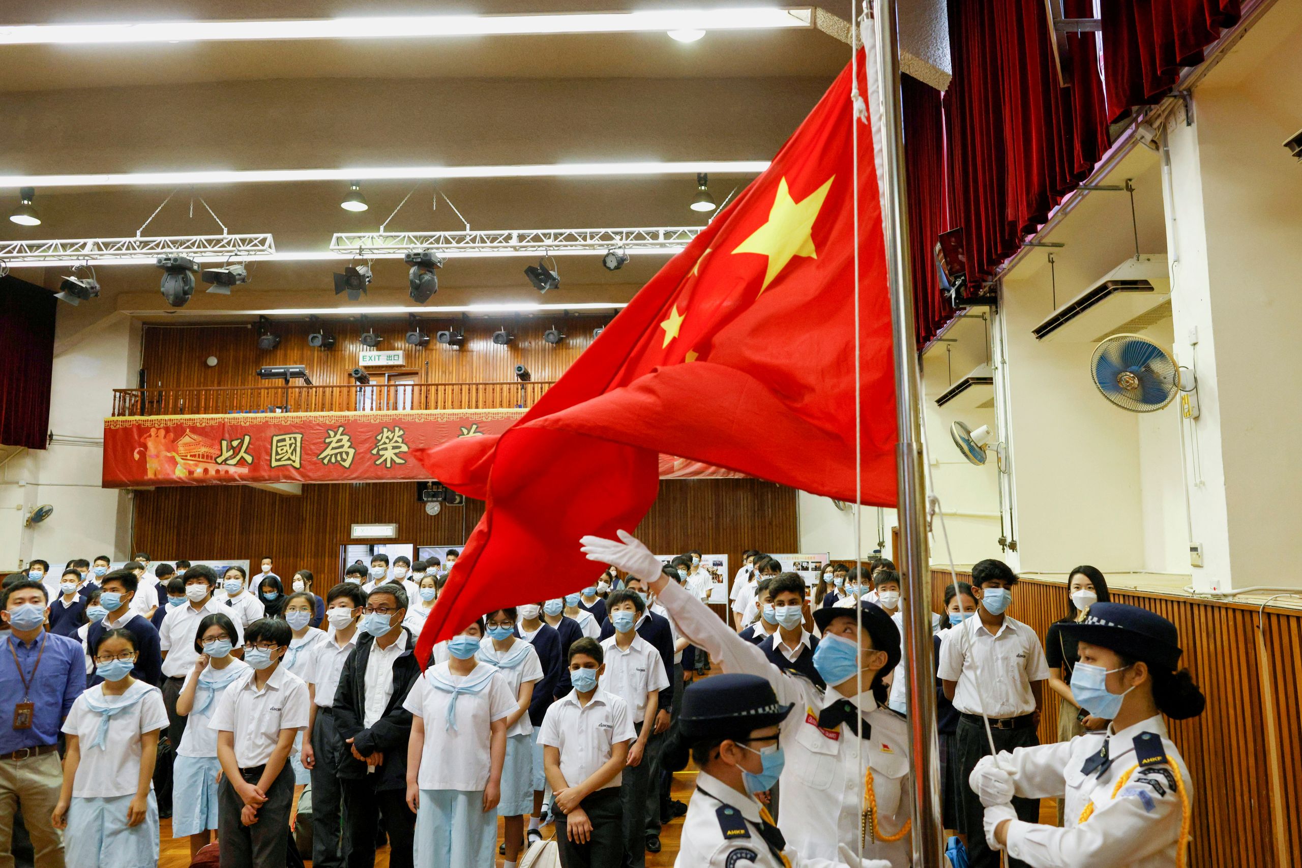 國安教育日當天,中學生參加學校升旗儀式(圖:Reuters)