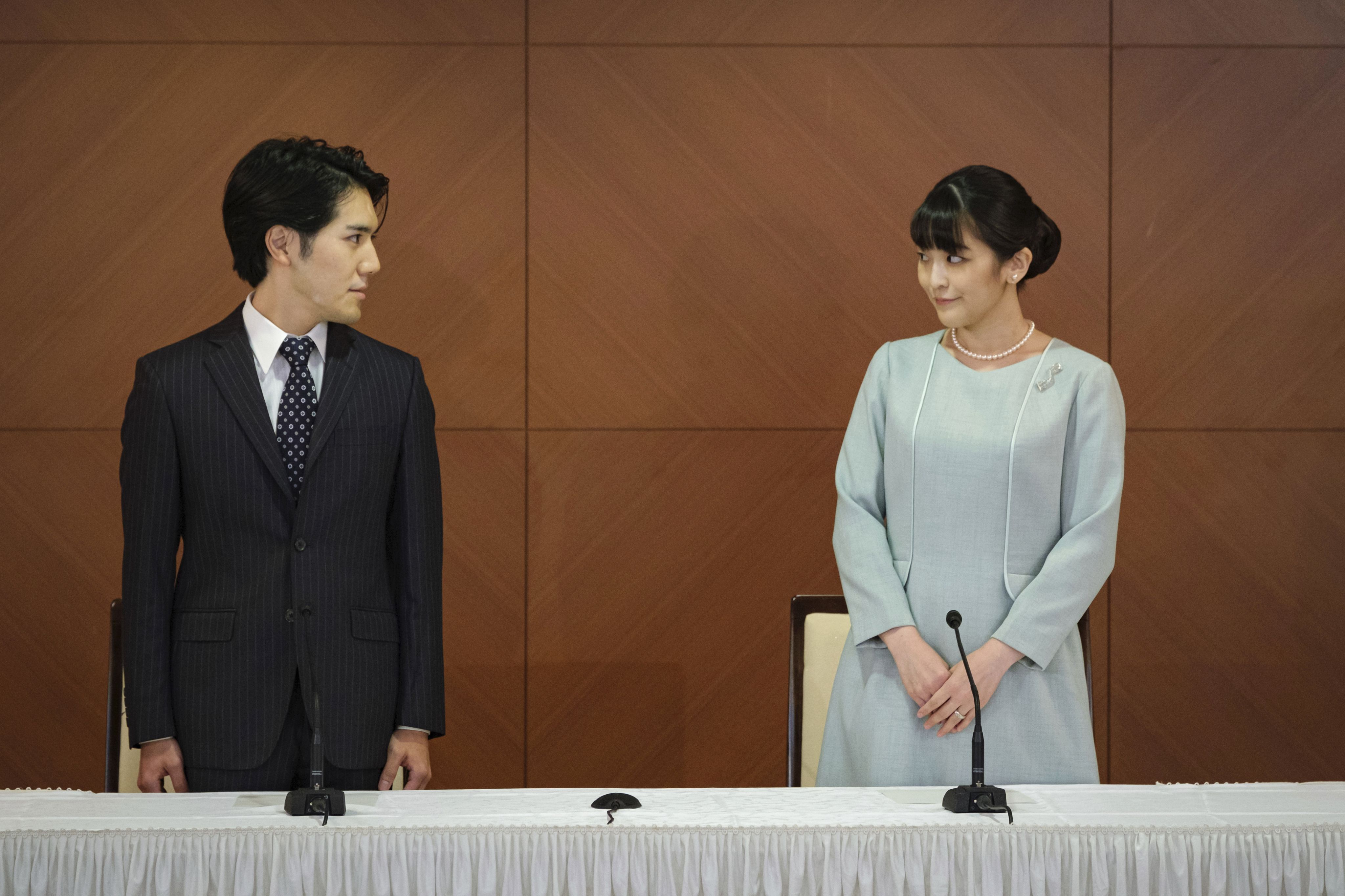 真子内亲王与小室圭在发布会上宣布结婚
