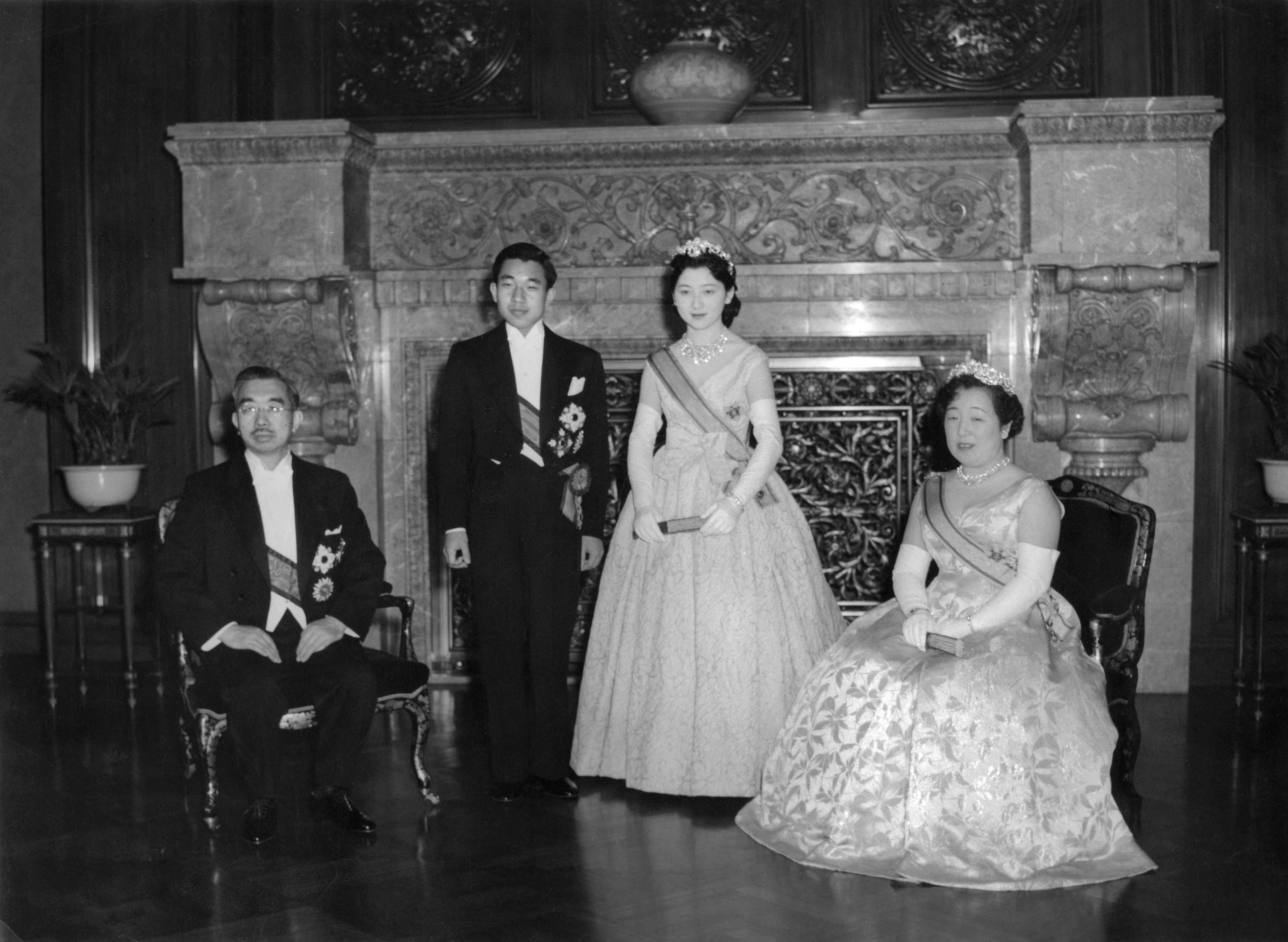1960年初期,明仁皇太子和妻子美智子与父母昭和天皇和香淳皇后合影