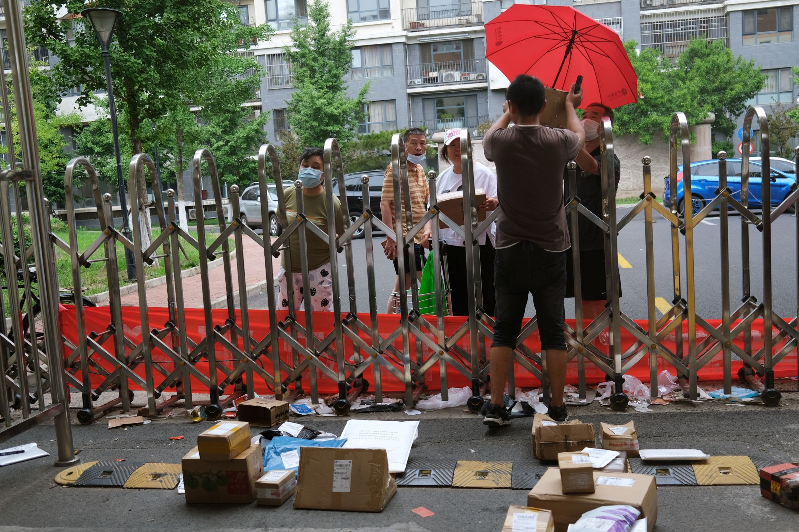 在北京爆发冠状病毒病 (COVID-19) 后,快递员将包裹集中放在小区门口(图片来源:REUTERS)