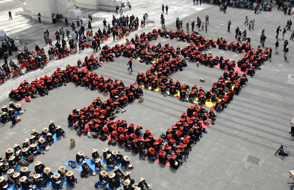2009 年 2 月 28 日,活动人士在台北广场摆设数字“228”,纪念 62 年前这一天发生的大屠杀。